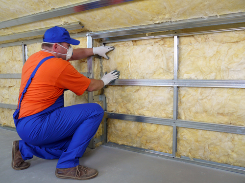Construction worker thermally insulating with mineral wool