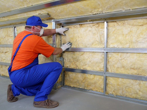 Construction worker thermally insulating with mineral wool